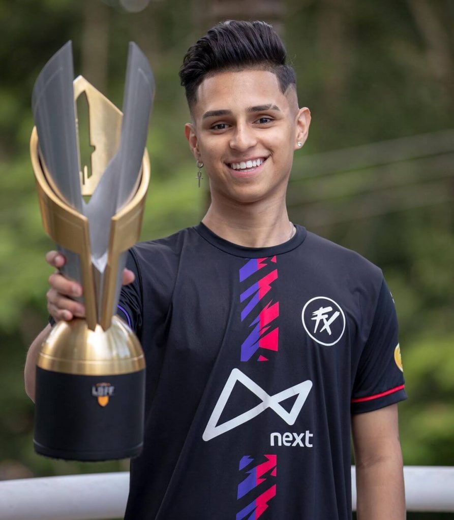 Nobru com a taça da LBFF