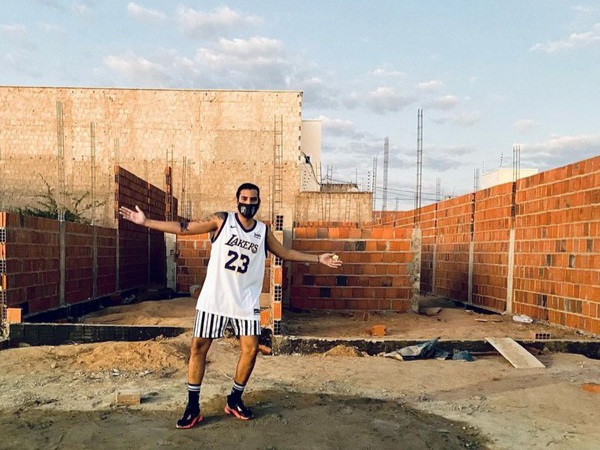 Ex-Catador Compra Mansão Mae Com Dinheiro do Free Fire