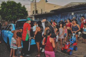 Dantes e Lázaro Sonic Fazem Boa Ação em Comunidade e Deixam Mensagem 1 Os Influenciadores distribuindo os brinquedos para as crianças da comunidade