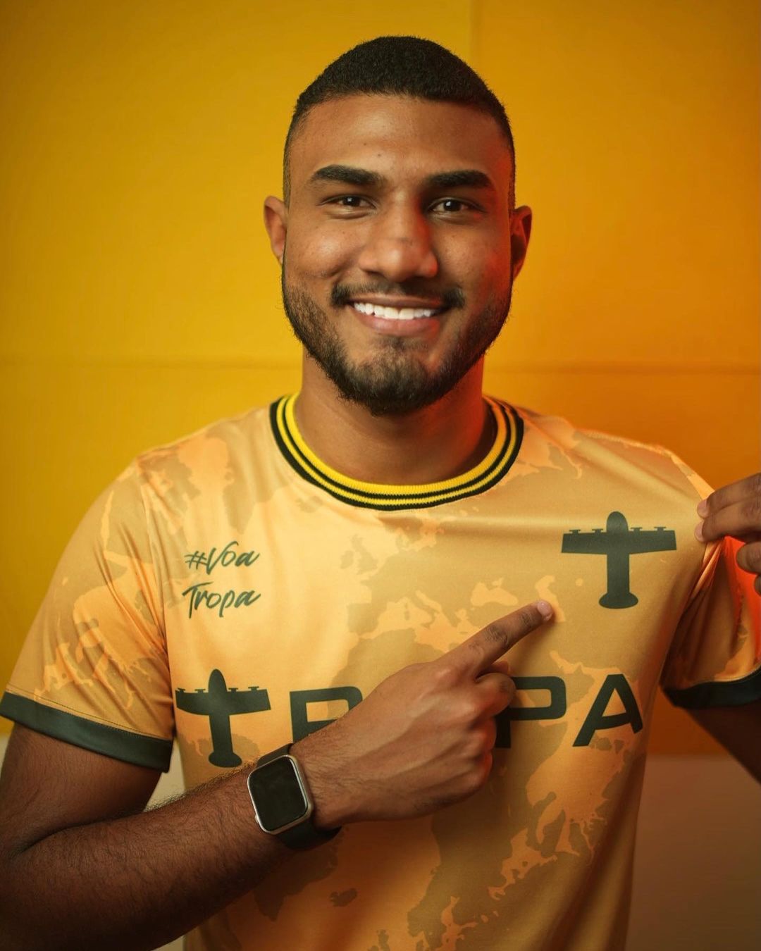 Capgui com a camisa da TROPA