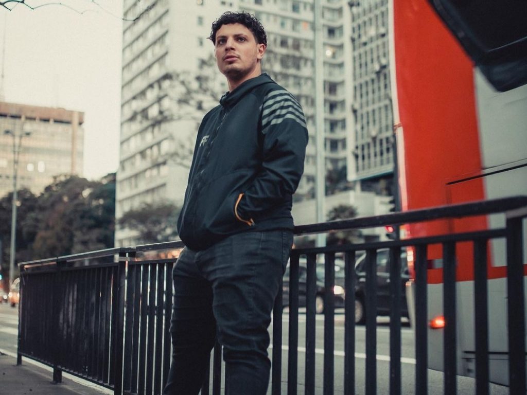 Influenciador GB012 Faz Boa Ação e Ajuda Inscrito Humilde