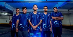 "R7" (a frente) defende o Cruzeiro nesta season da LBFF
