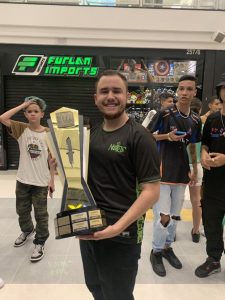 Surta comunica sua saída da Noise, time emulador da LOUD 1 Surta com o troféu da Liga LBR