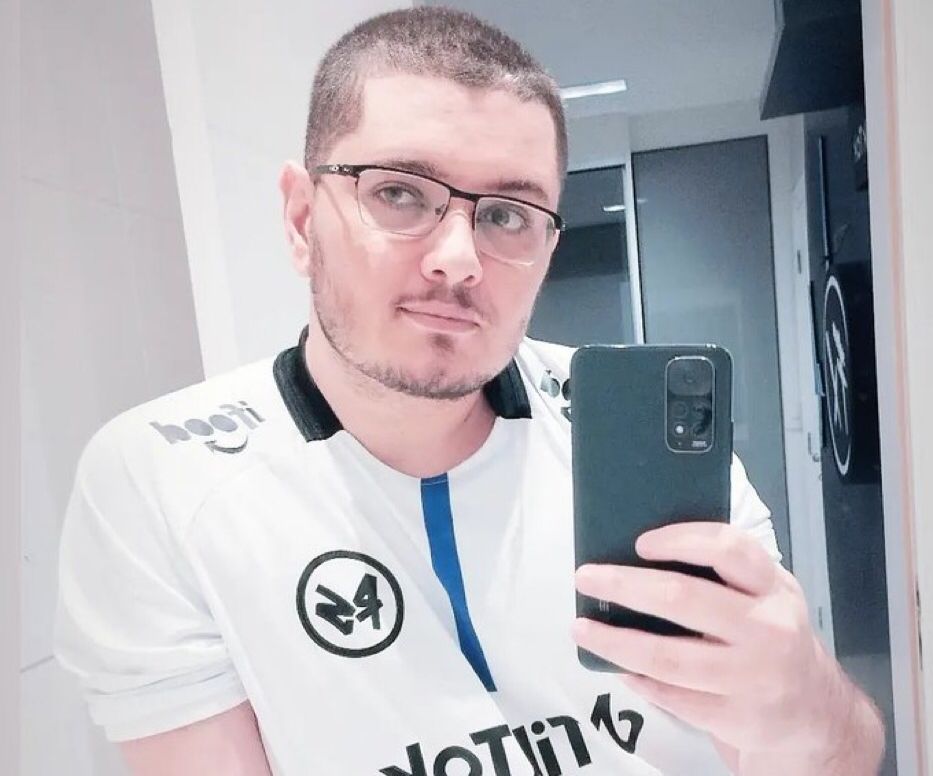 Zaraki com a camisa dos Crias em sua passagem pelo Fluxo