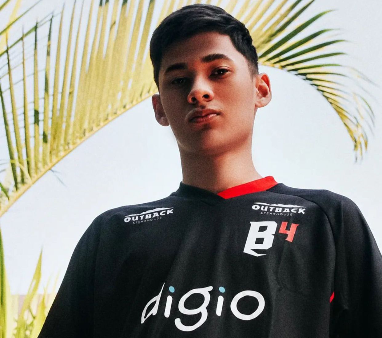 R1 é anunciado pela B4 para a disputa da LBFF 8 1
