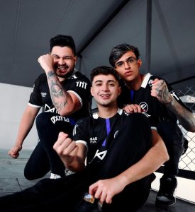 LBFF: Ousado atinge marca histórica na competição 1 JapaBKR, Ousado e Syaz, jogadores do Fluxo
