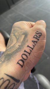Ghost presta homenagem e eterniza a Dollars: “agora está na pele” 1 Ghost faz tatuagem da Dollars