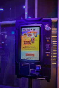 Fãs de Free Fire podem se divertir encontrando elementos do jogo em loja temática do Burger King