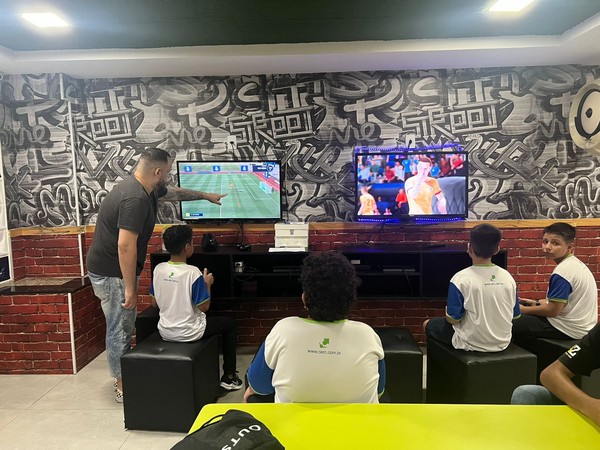 Pioneirismo gamer: Escola inova e promove aulas de eSports, diz site