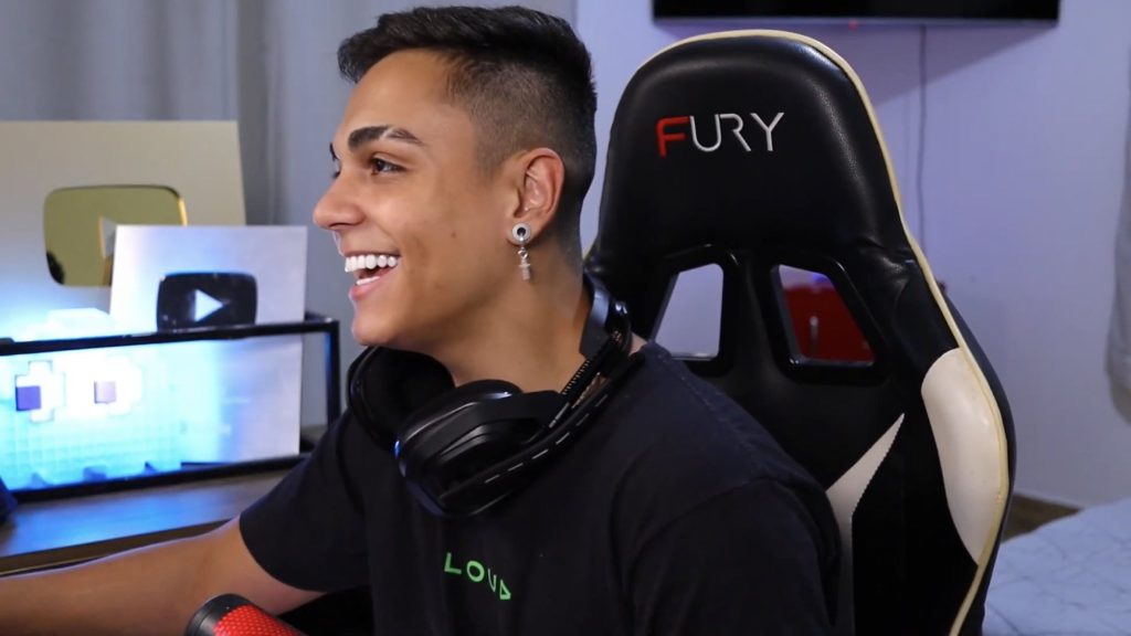 Freitas tem conta do Free Fire suspensa e baixa PUBG móbile