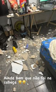 Pedaço do teto desaba em cima do PC de Manomax e quase gera grave acidente; Veja 1 Pedaço do teto desaba em cima do PC de Manomax e quase gera grave acidente; Veja imagens