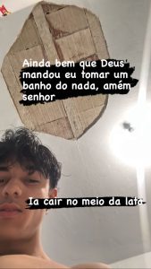 Pedaço do teto desaba em cima do PC de Manomax e quase gera grave acidente; Veja 2 Pedaço do teto desaba em cima do PC de Manomax e quase gera grave acidente; Veja imagens